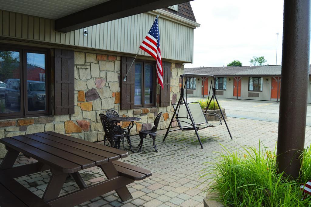 Deer Creek Motel ケンブリッジ エクステリア 写真